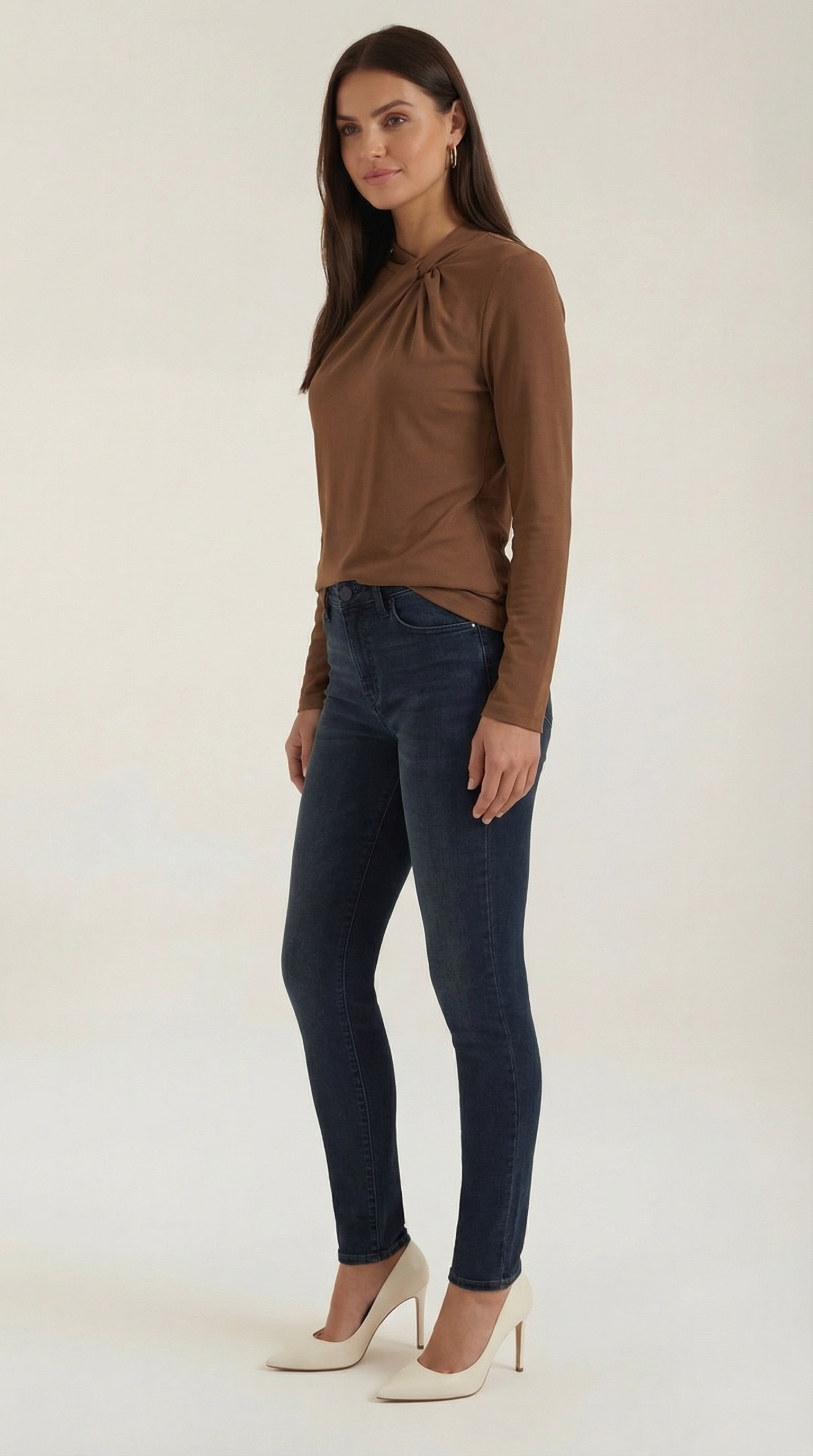 Blusa de cuello mock con lazo delicado