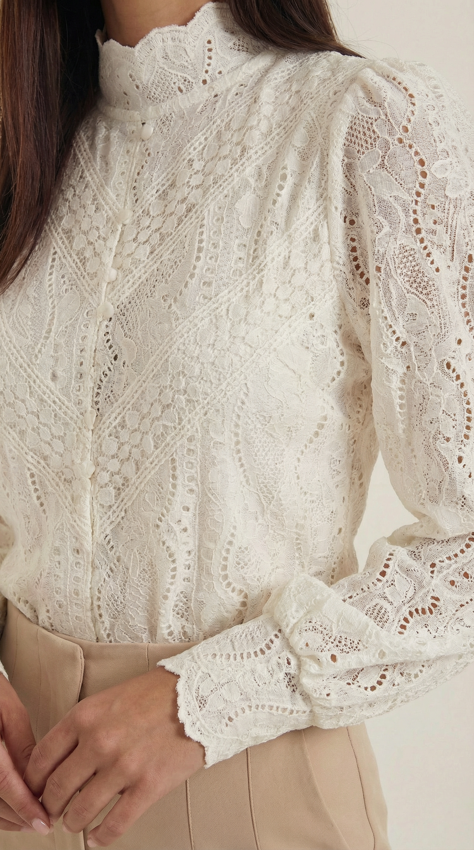 Blusa de manga larga estructurada de líneas elegantes