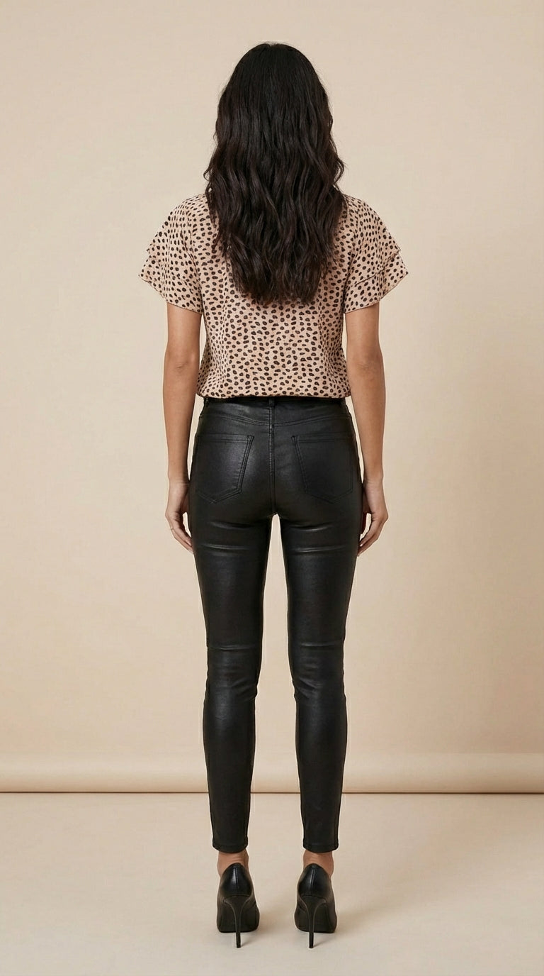 Blusa estampada con volantes en cuello y mangas