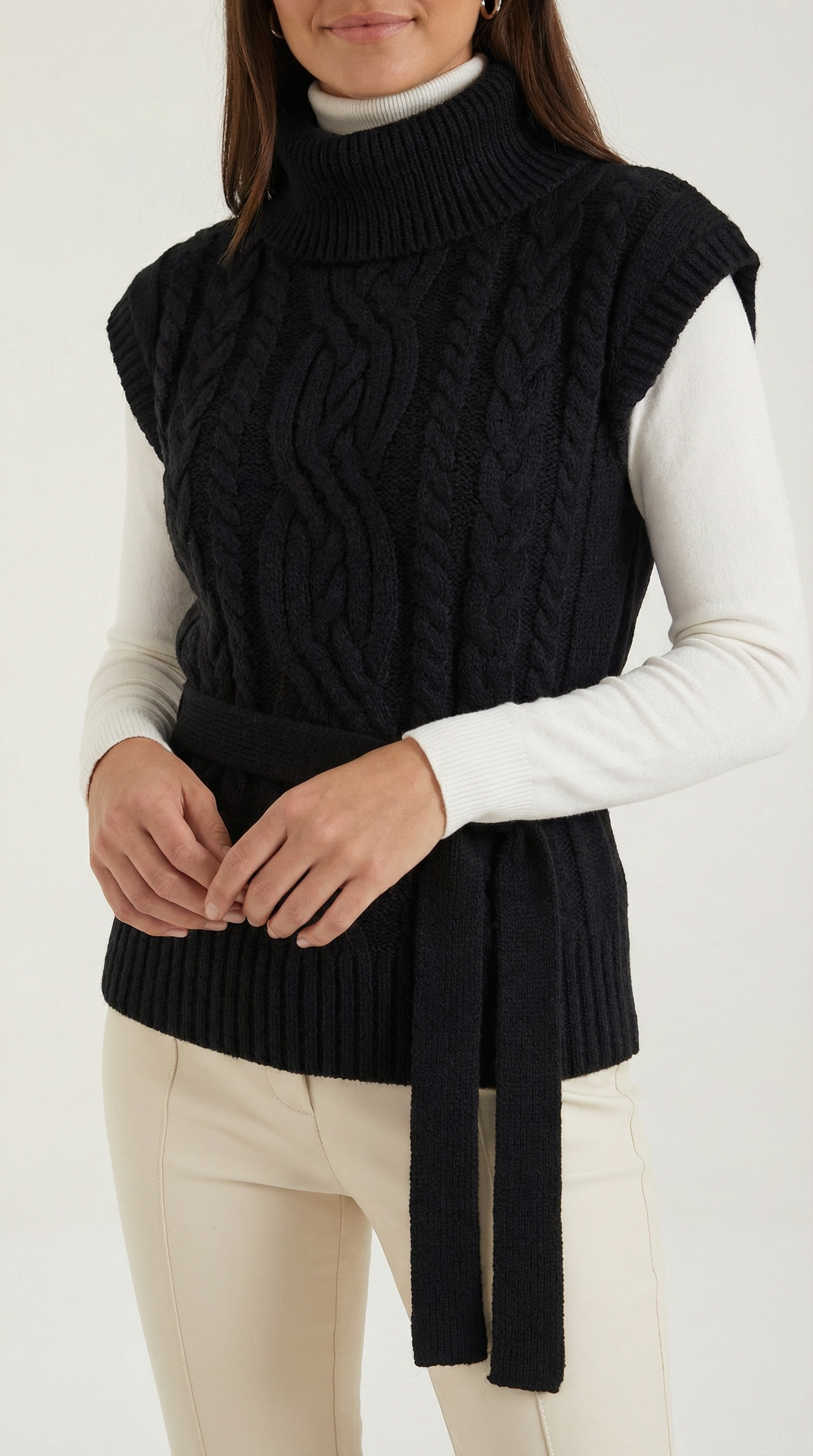 Chaleco de punto trenzado con cuello alto estructurado