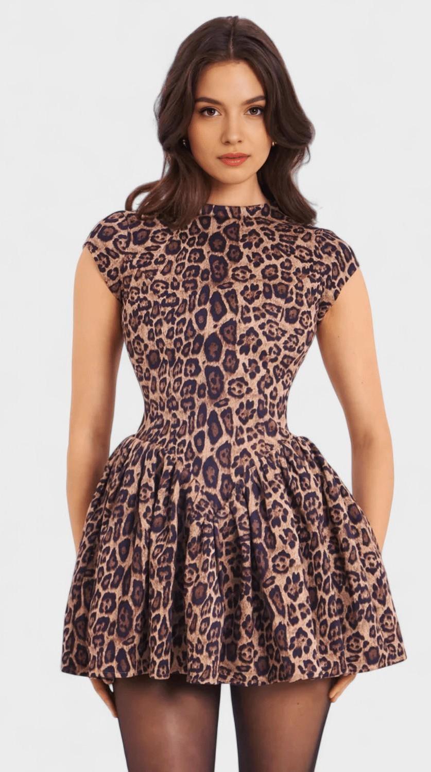Minivestido de silueta femenina favorecedora