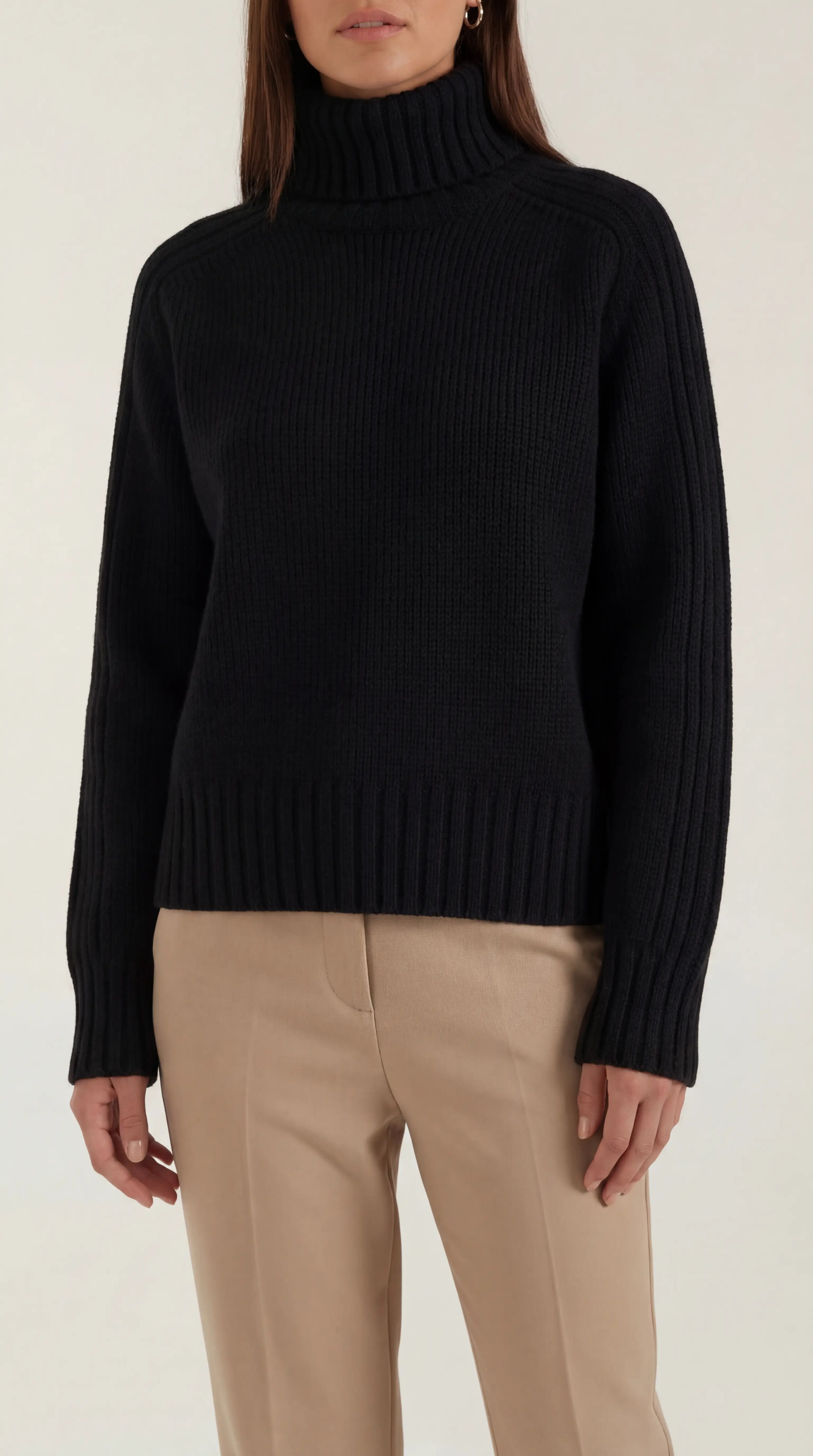 Suéter Oversize Cuello Alto Sofisticado