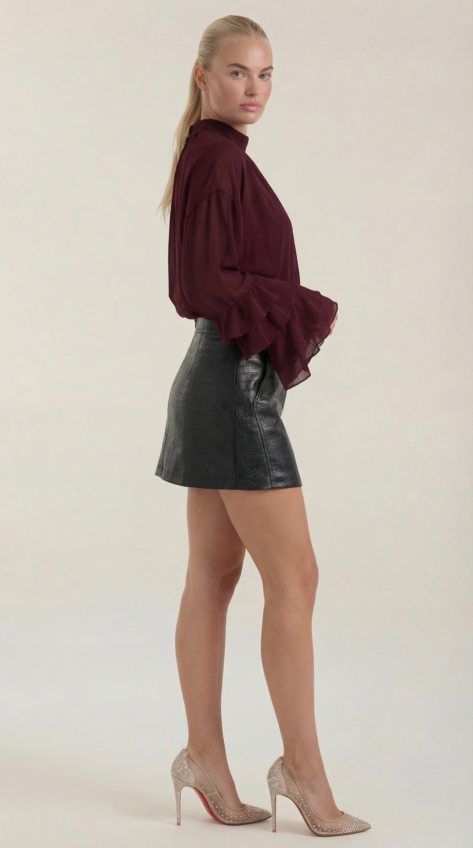 Top transparente con cuello alto y acabado delicado