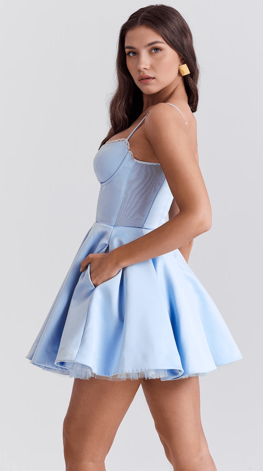 Vestido corto de silueta favorecedora