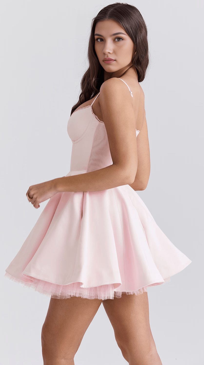 Vestido corto de silueta favorecedora