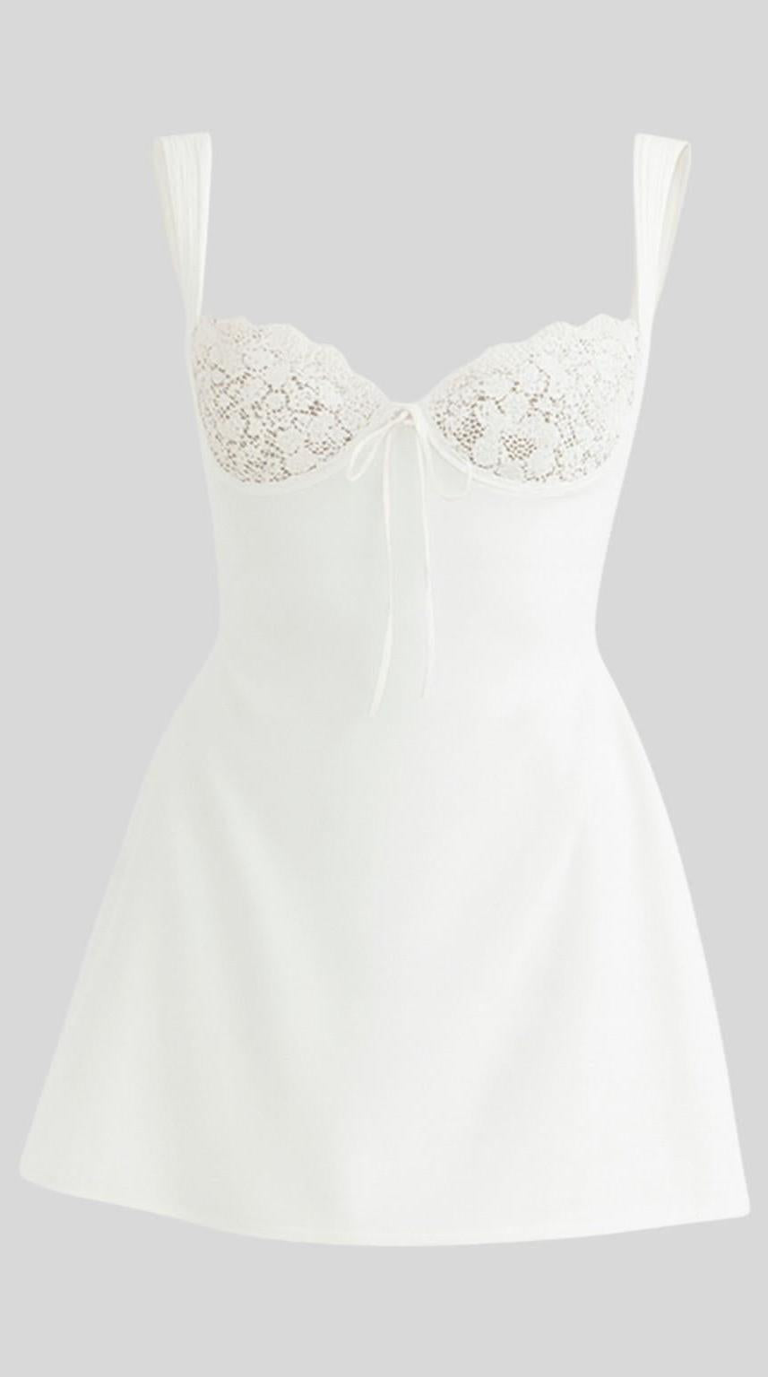 Vestido corto estructurado que realza la cintura y los hombros