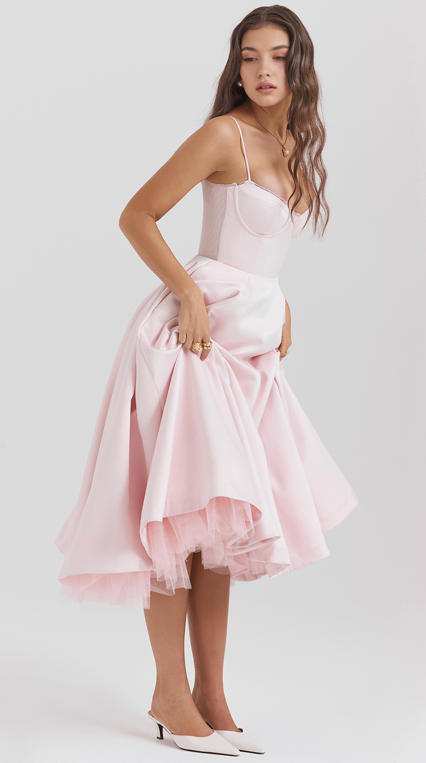 Vestido midi de silueta drapeada