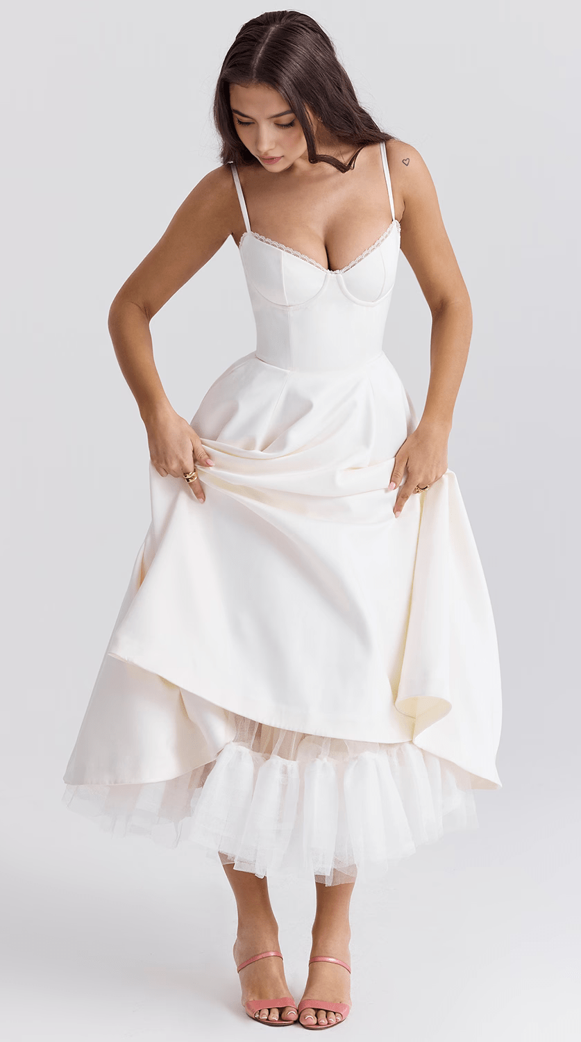 Vestido midi de silueta drapeada