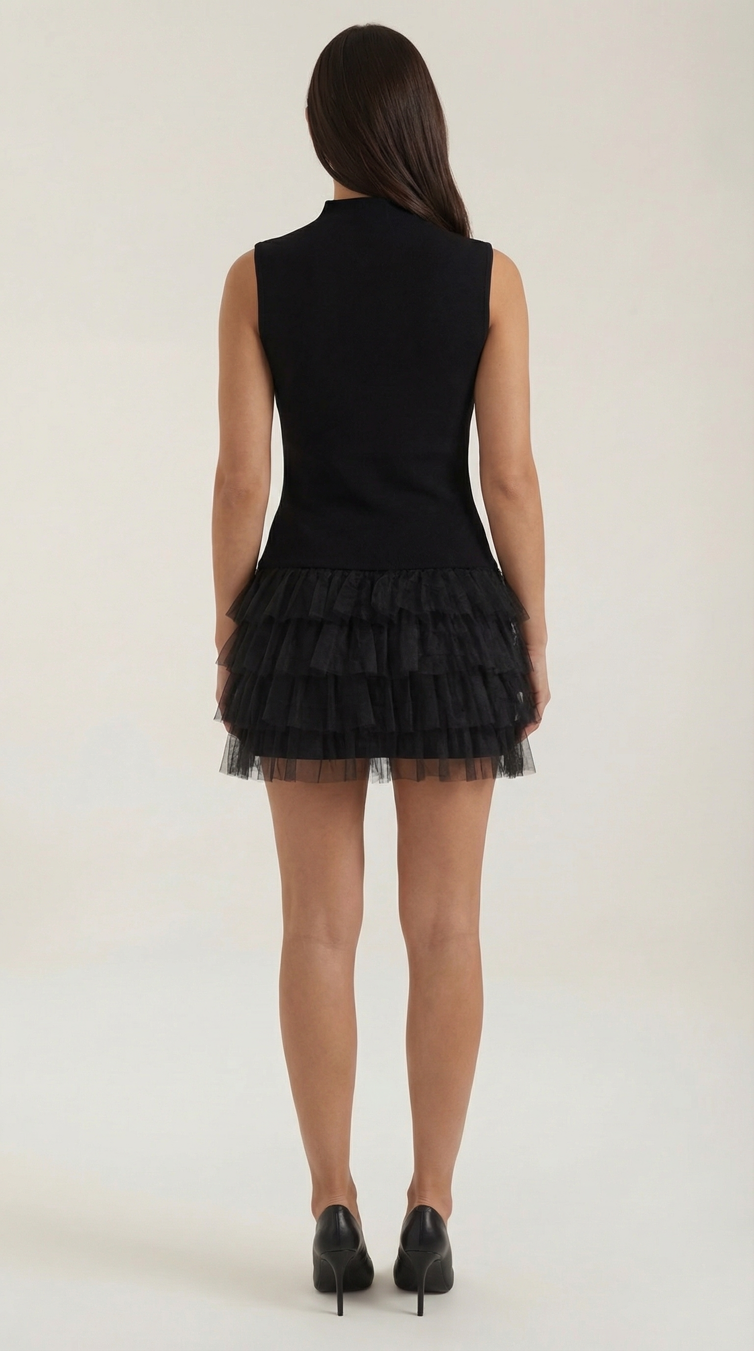 Vestido mini con cuello alto elegante