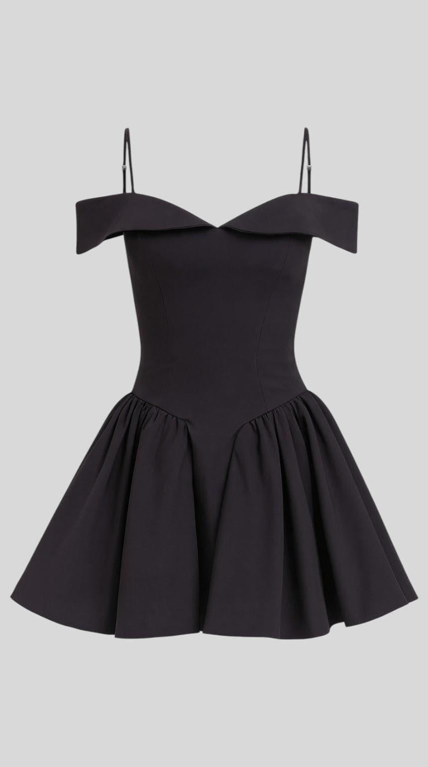 Vestido mini de silueta favorecedora y elegante
