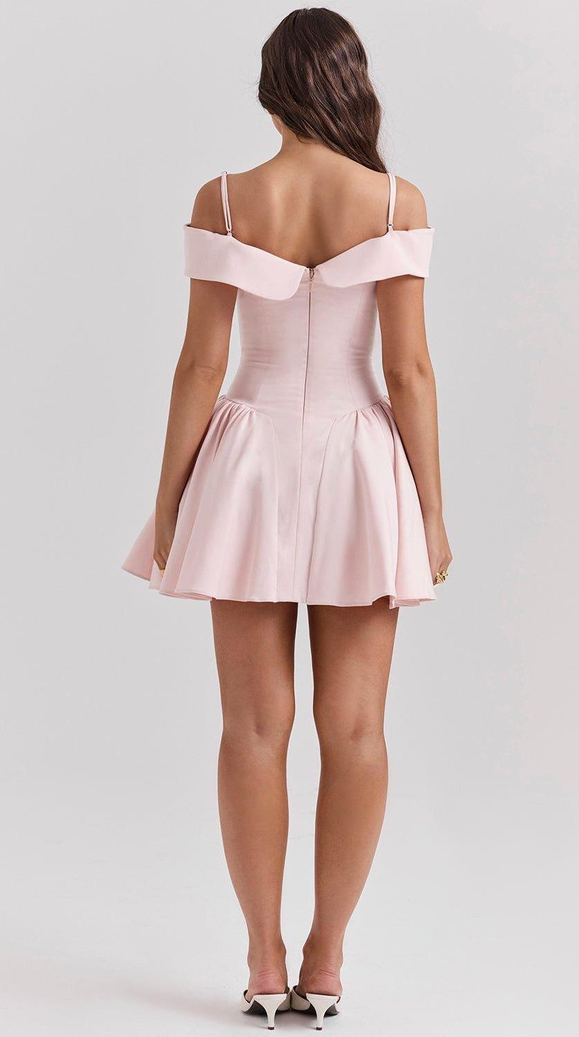 Vestido mini de silueta favorecedora y elegante