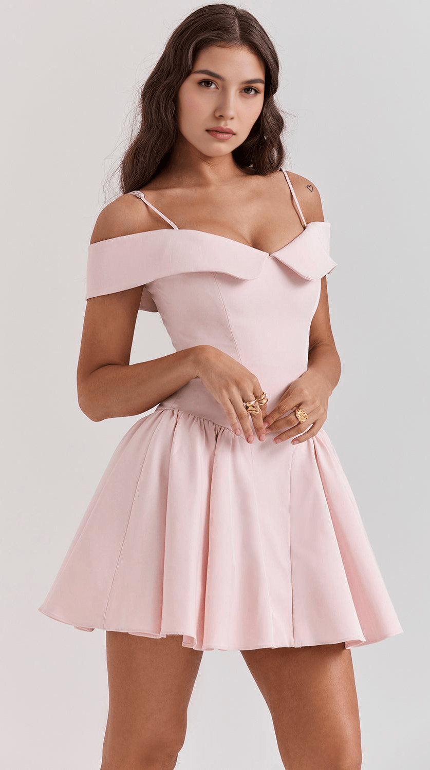 Vestido mini de silueta favorecedora y elegante
