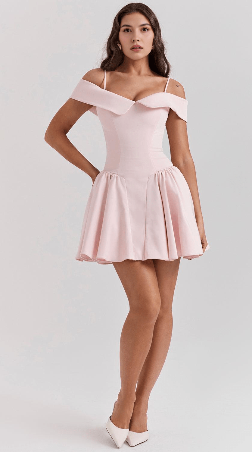 Vestido mini de silueta favorecedora y elegante
