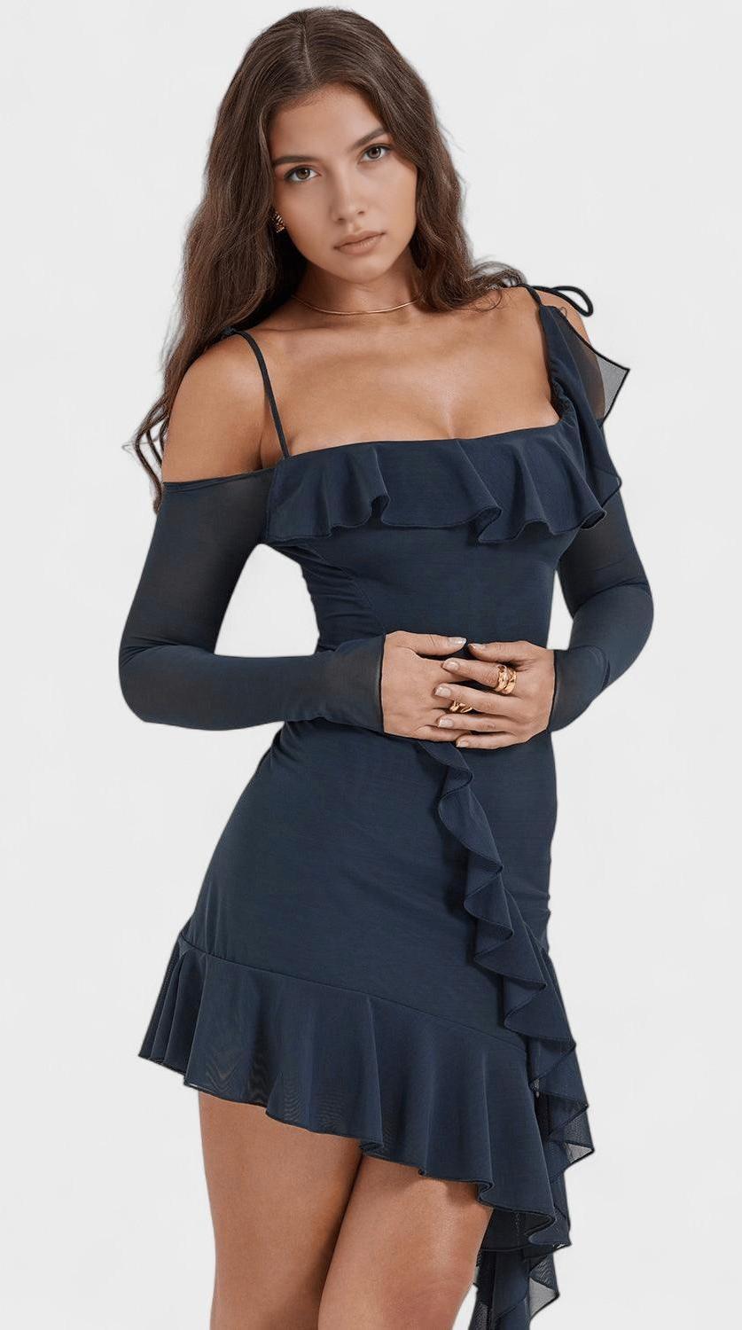Vestido mini de silueta femenina atractiva