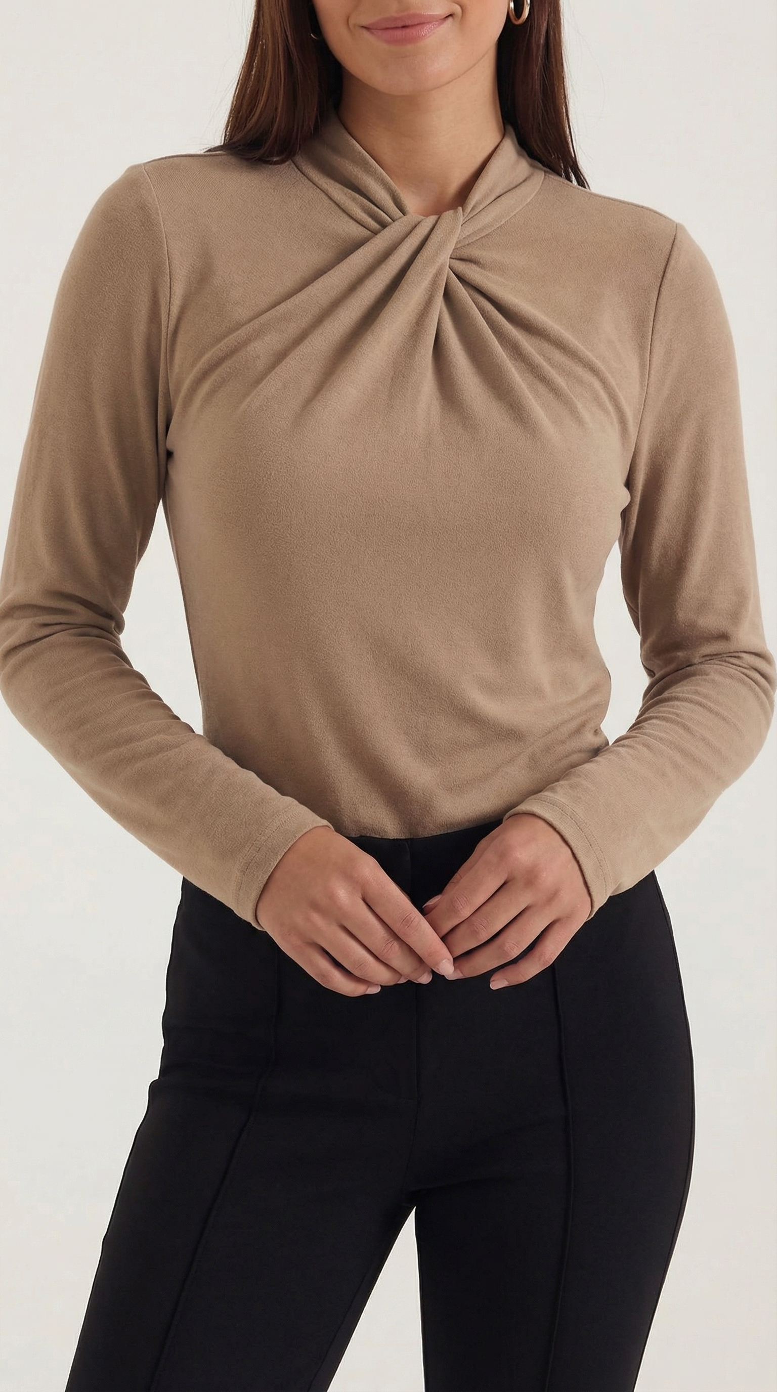 Blusa de cuello mock con lazo delicado