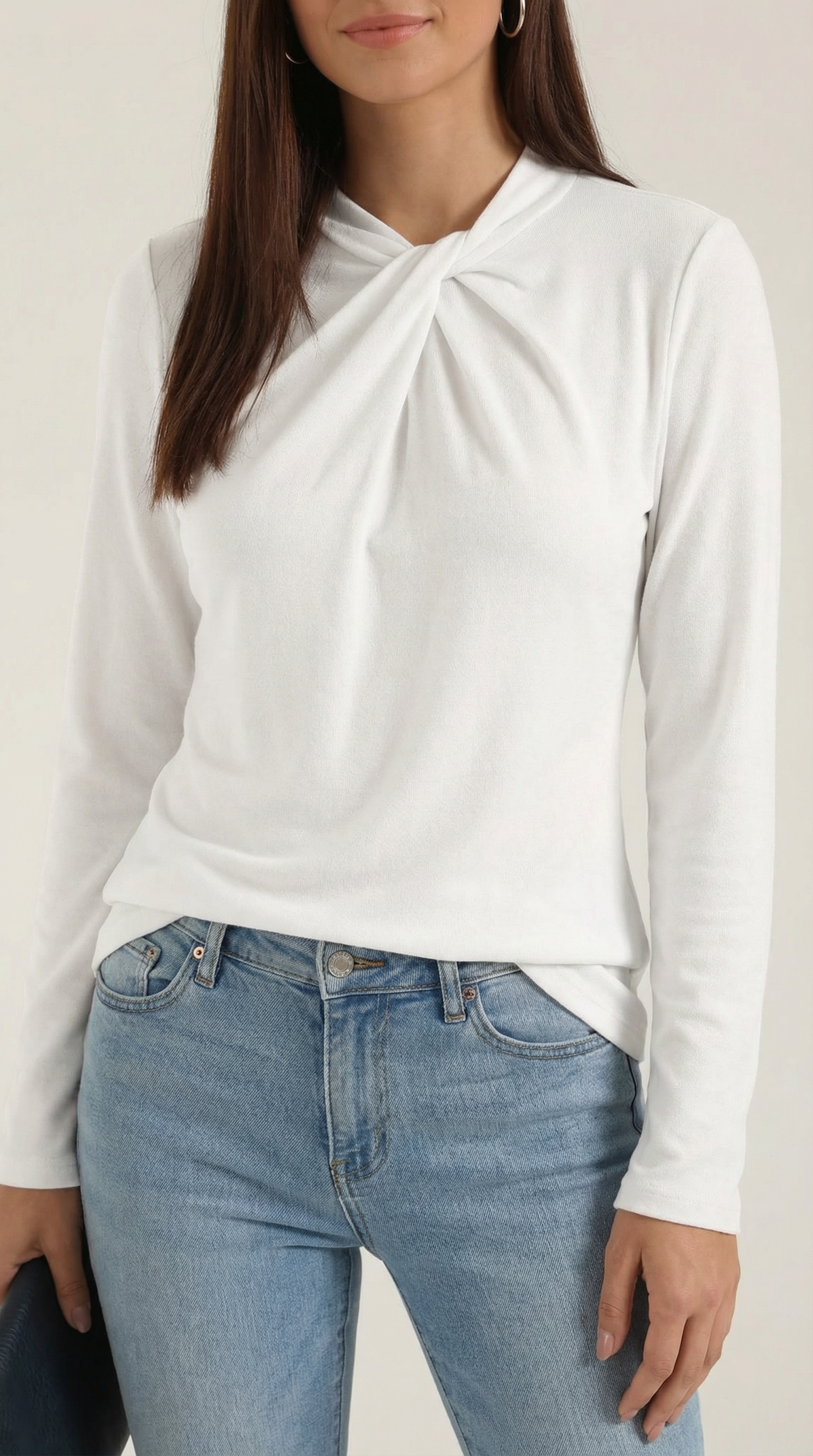 Blusa de cuello mock con lazo delicado