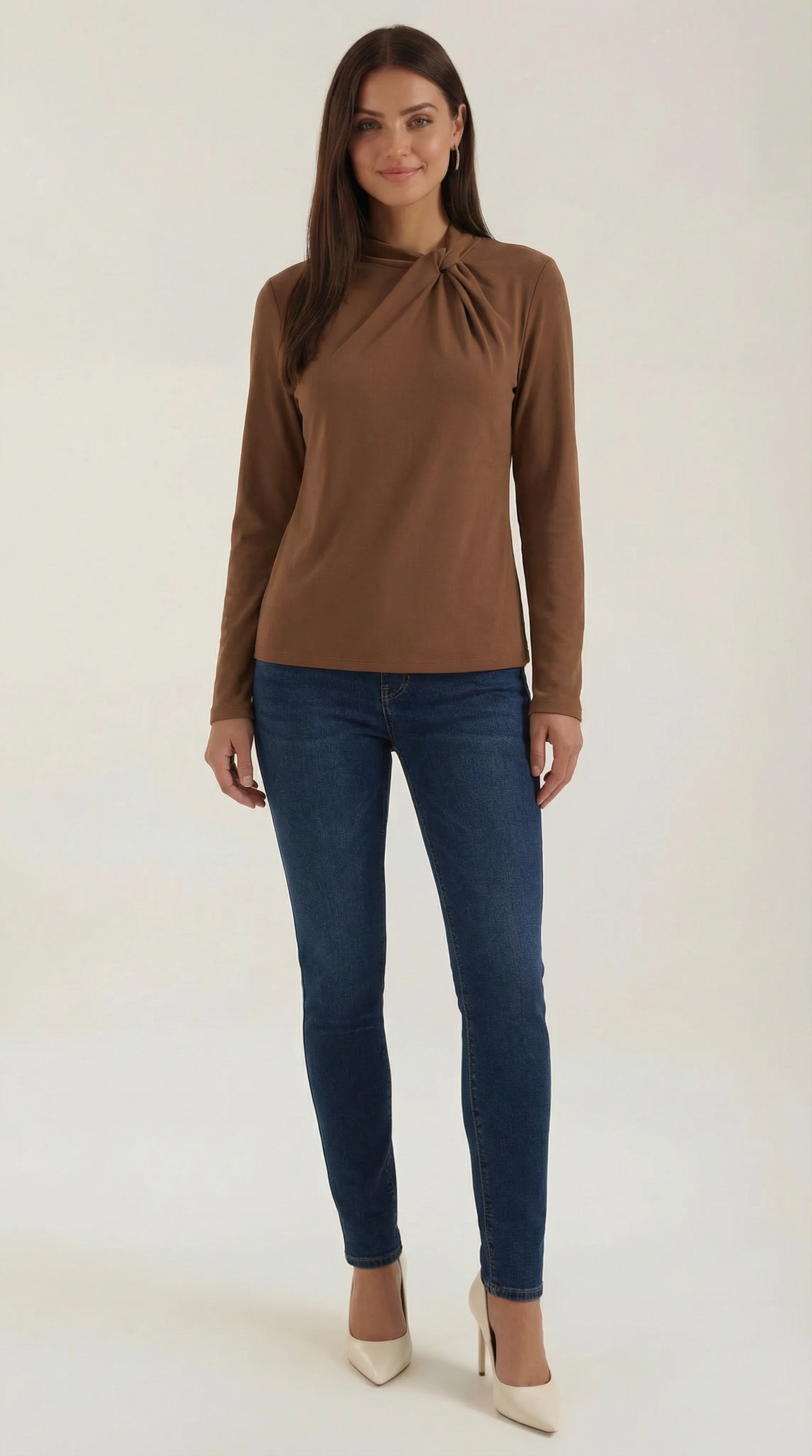 Blusa de cuello mock con lazo delicado