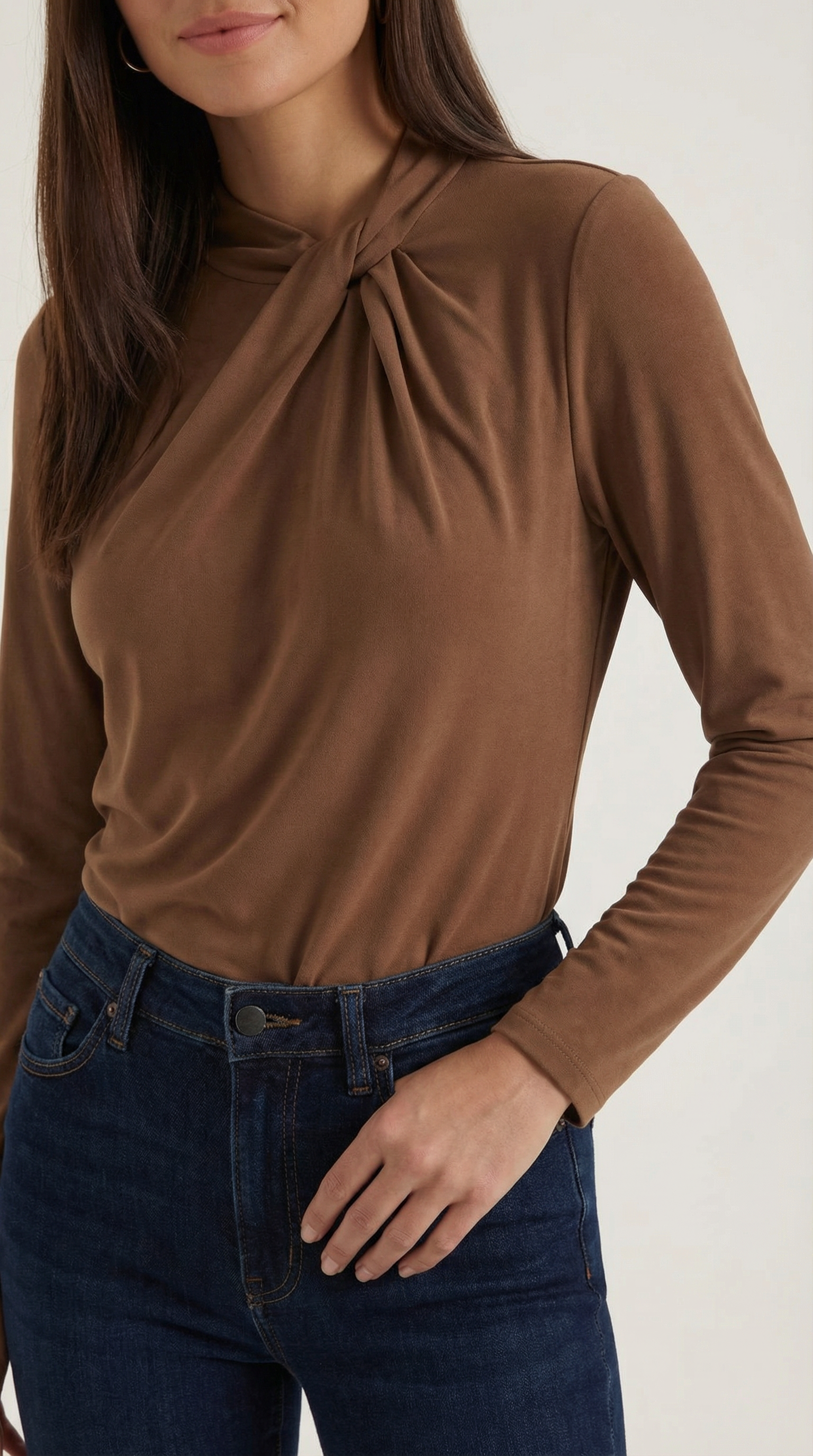 Blusa de cuello mock con lazo delicado