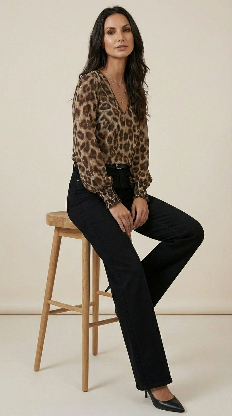 Camisa de estampado leopardo con escote en V y puños fruncidos