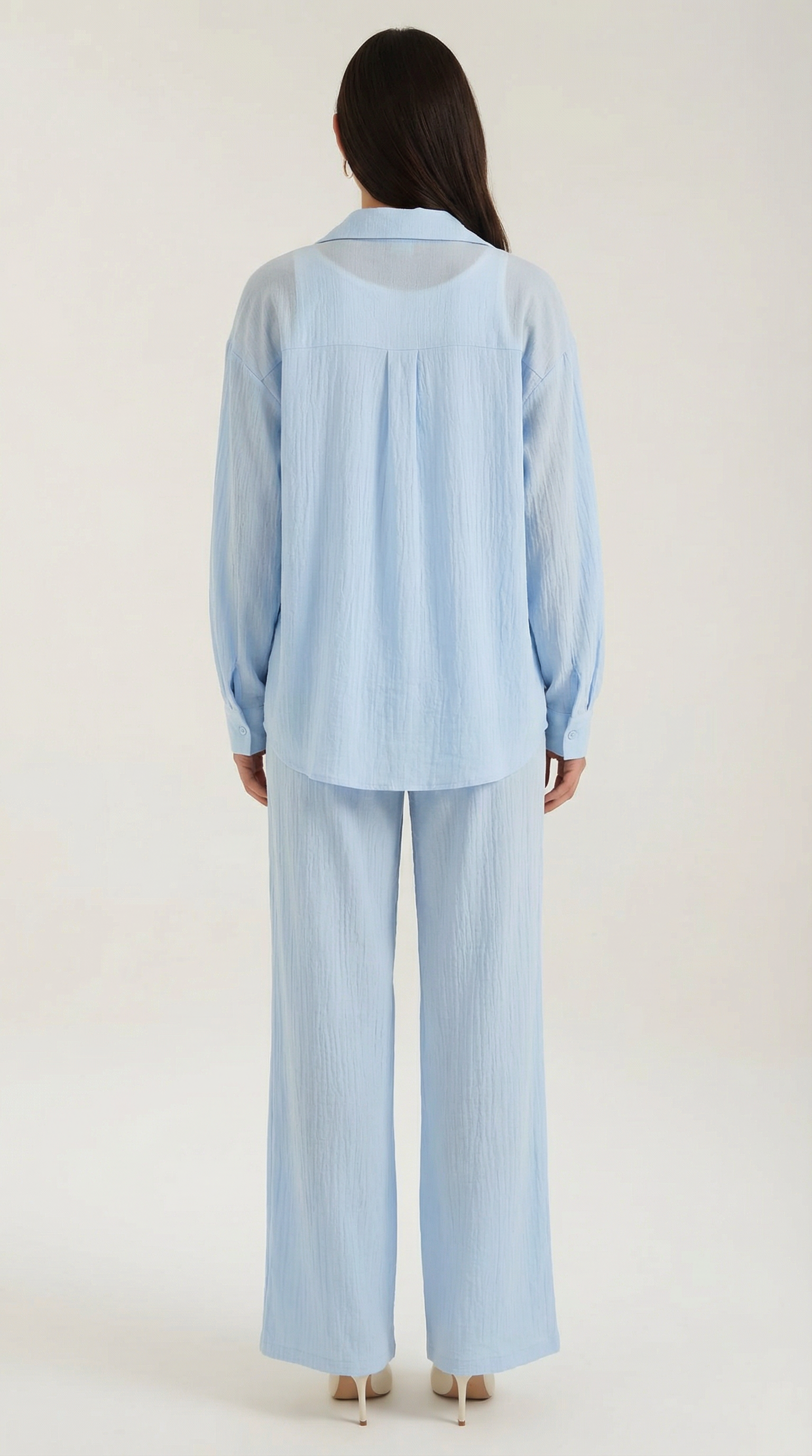 Conjunto de camisa y pantalones con botones decorativos