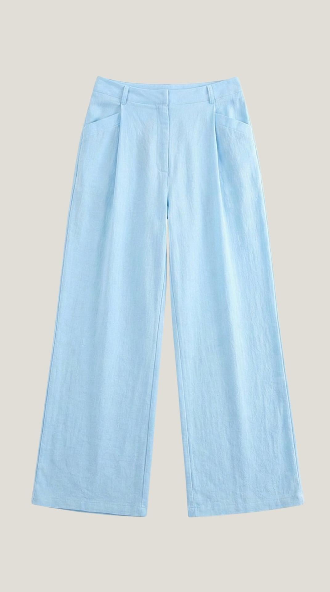 Conjunto de camisa y pantalones con botones decorativos