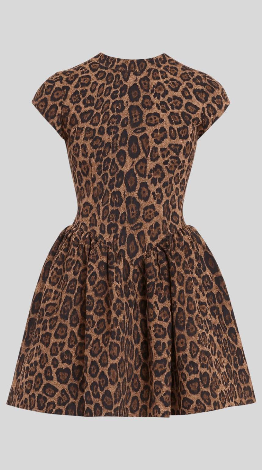 Minivestido de silueta femenina favorecedora