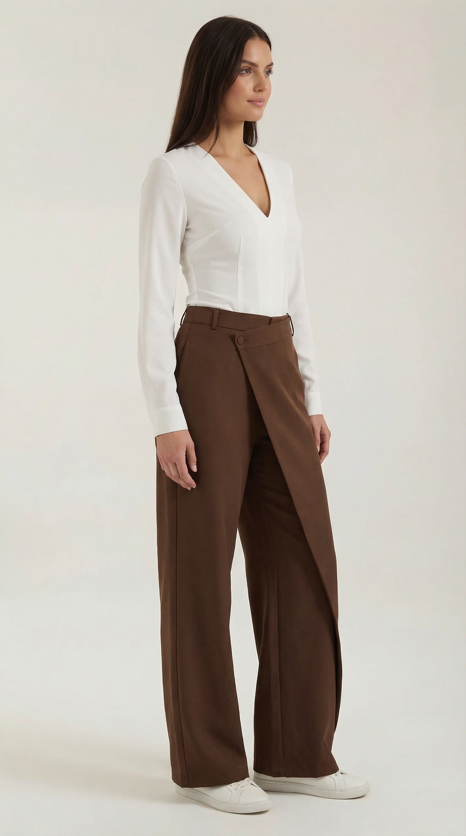 Pantalón asimétrico de silueta moderna