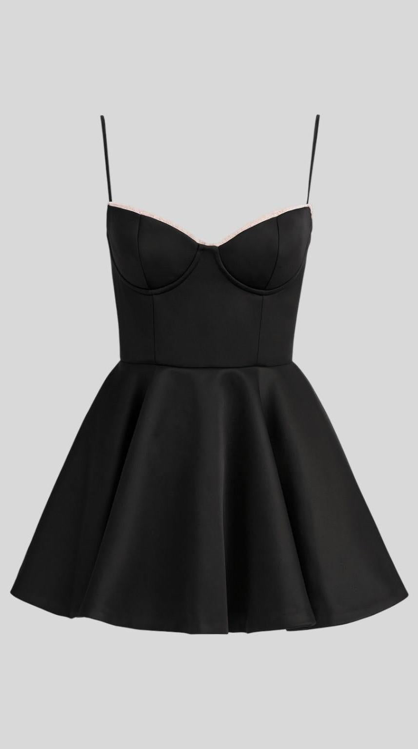 Vestido corto de silueta favorecedora