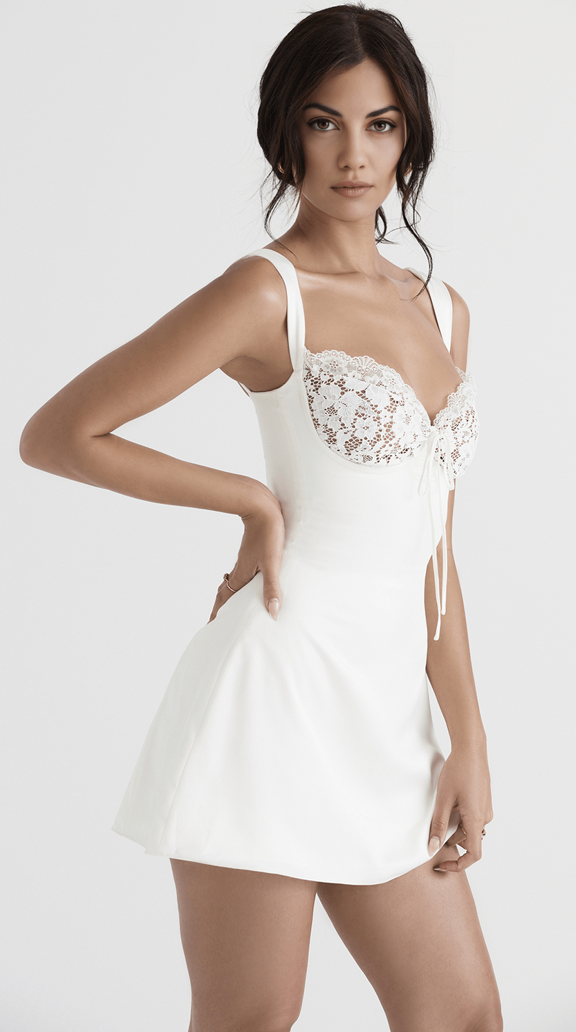Vestido corto estructurado que realza la cintura y los hombros