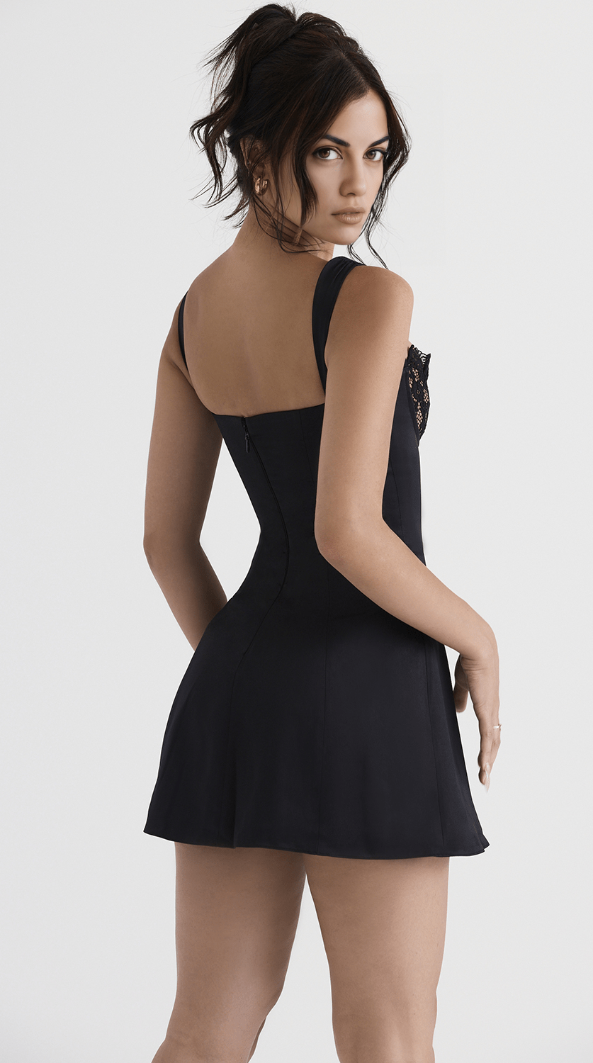 Vestido corto estructurado que realza la cintura y los hombros