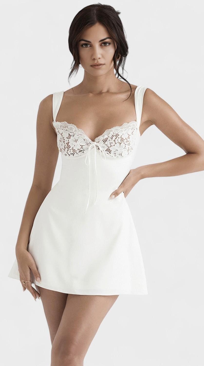 Vestido corto estructurado que realza la cintura y los hombros