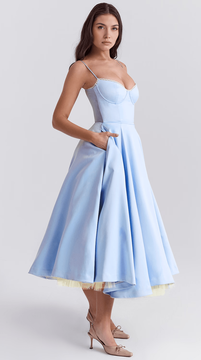 Vestido midi de silueta drapeada
