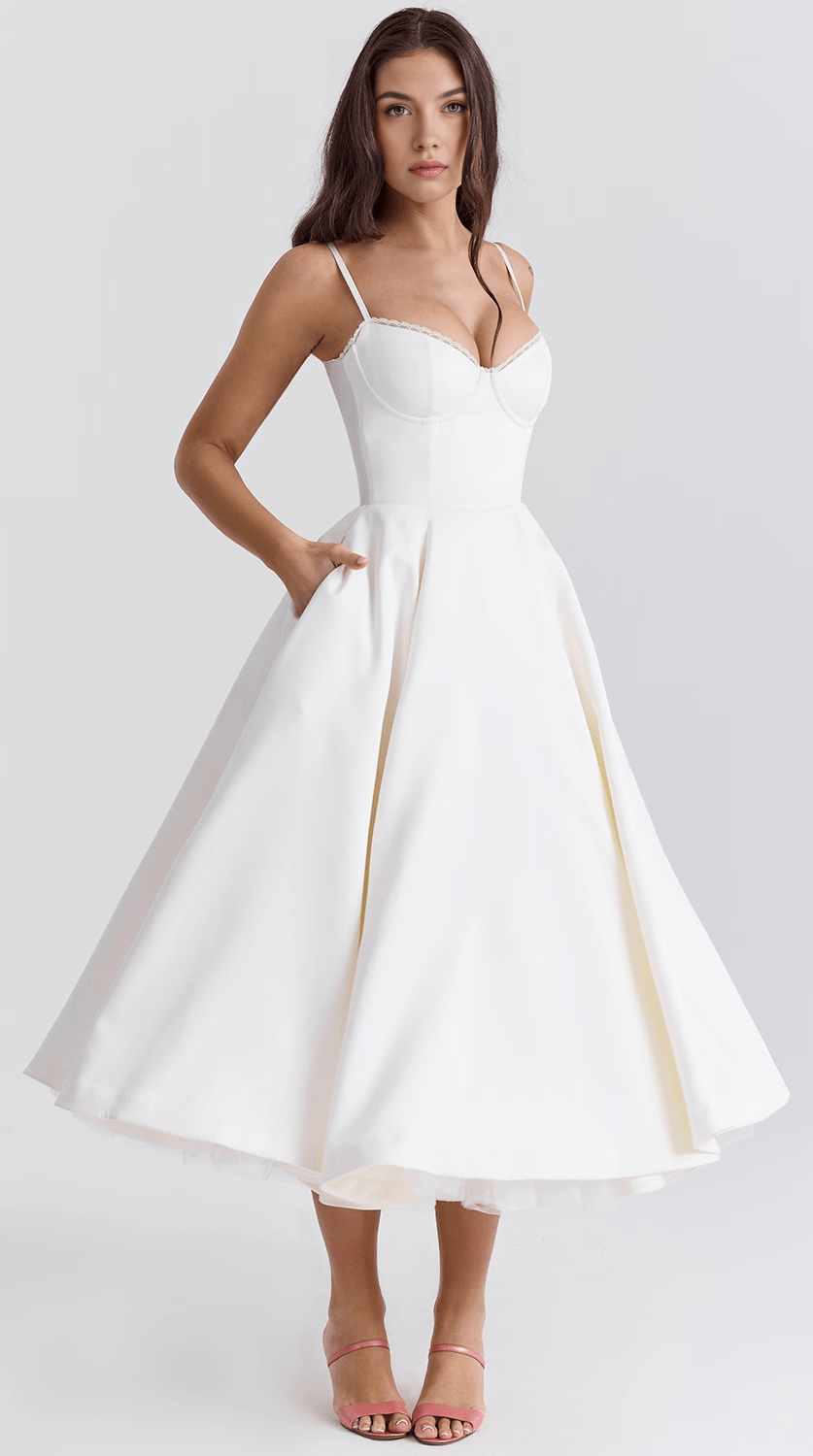 Vestido midi de silueta drapeada