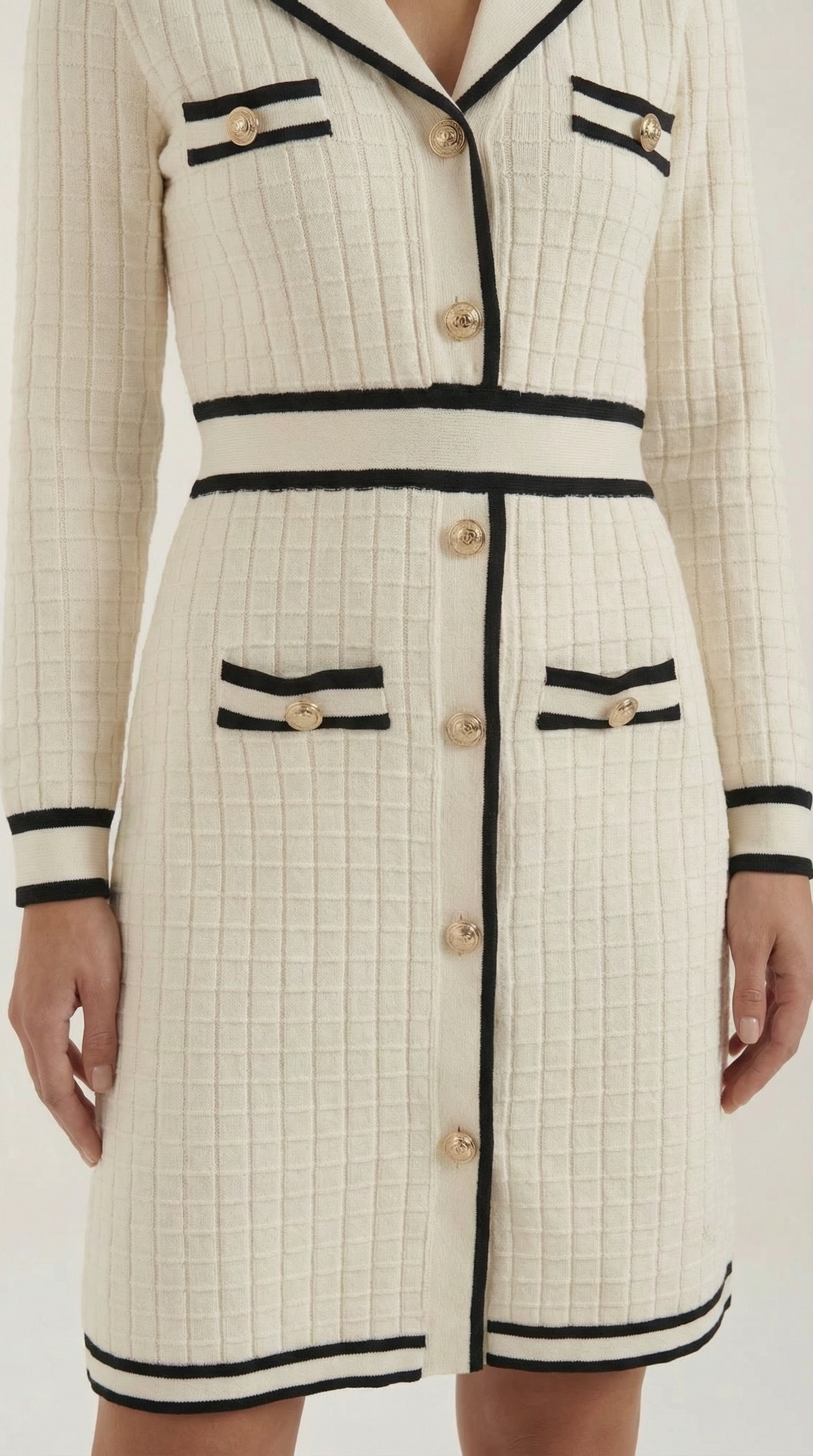 Vestido mini con detalles en contraste