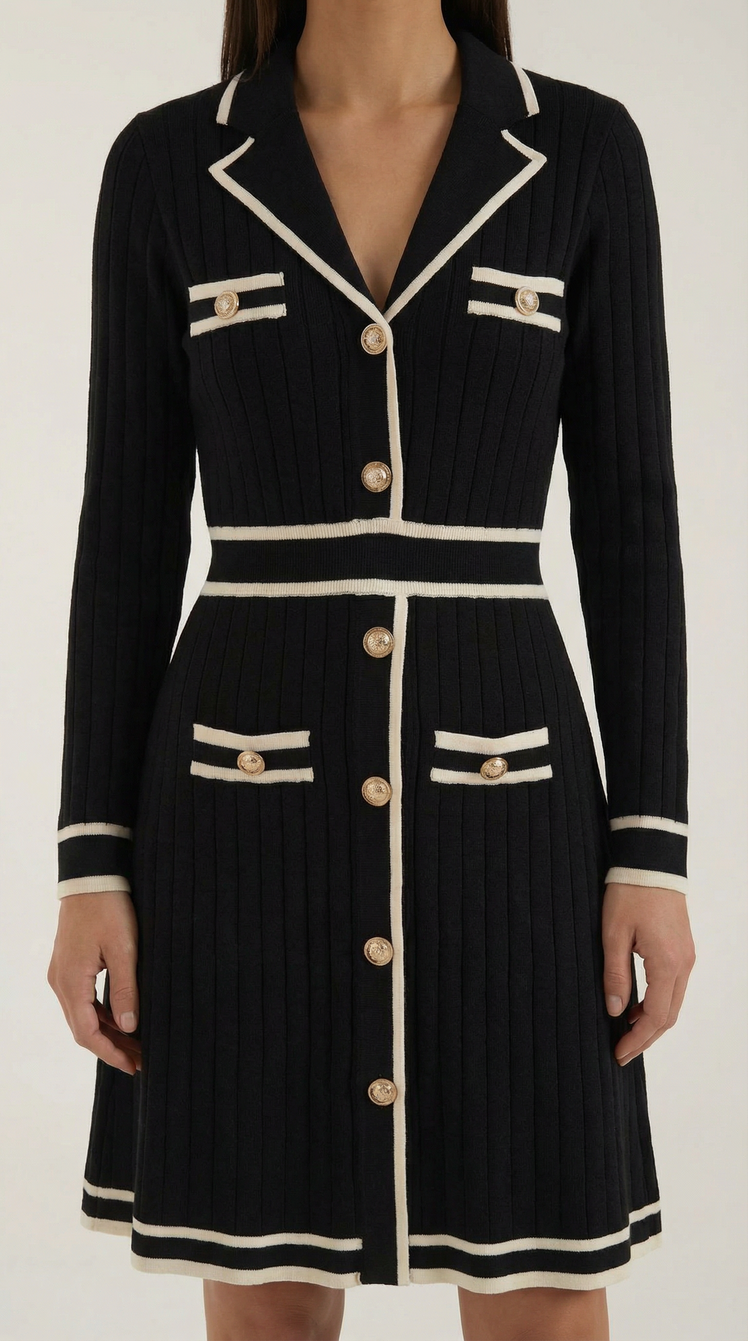 Vestido mini con detalles en contraste