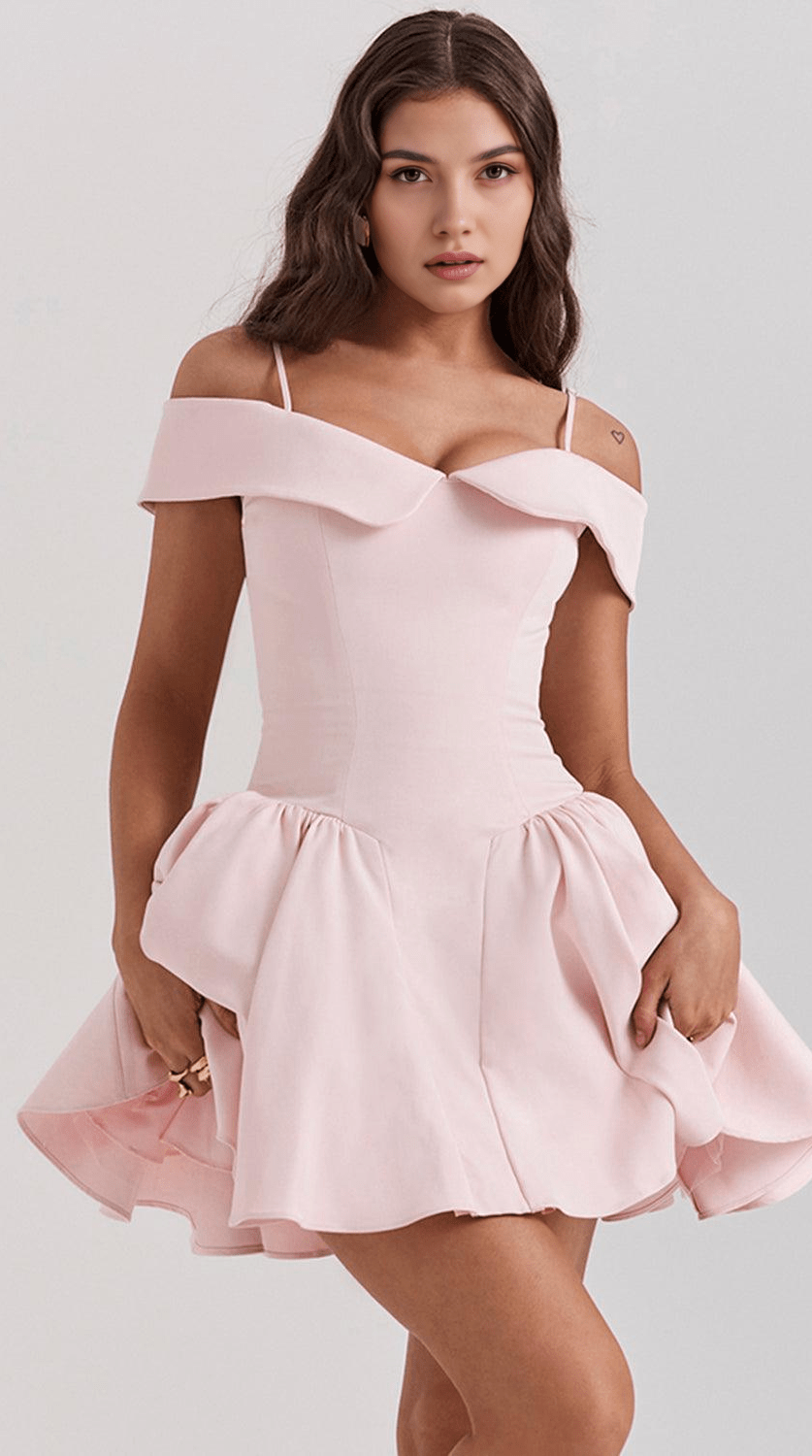 Vestido mini de silueta favorecedora y elegante