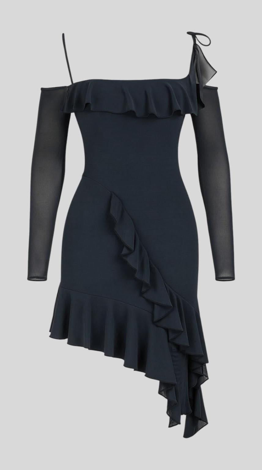 Vestido mini de silueta femenina atractiva