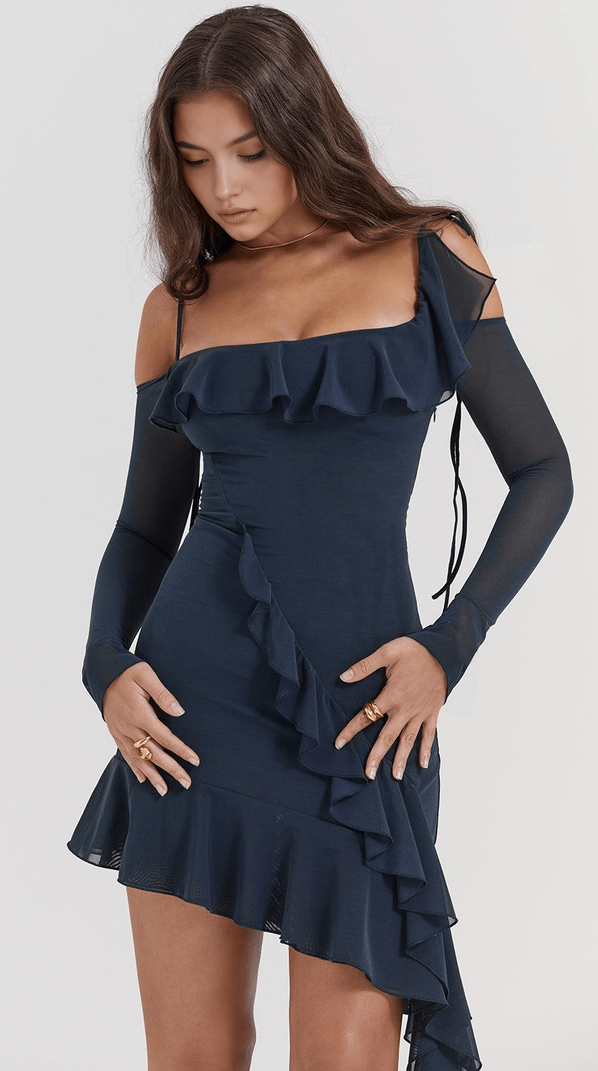 Vestido mini de silueta femenina atractiva