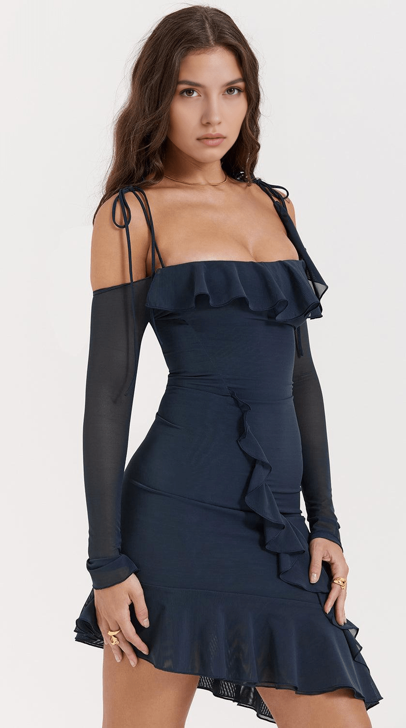Vestido mini de silueta femenina atractiva