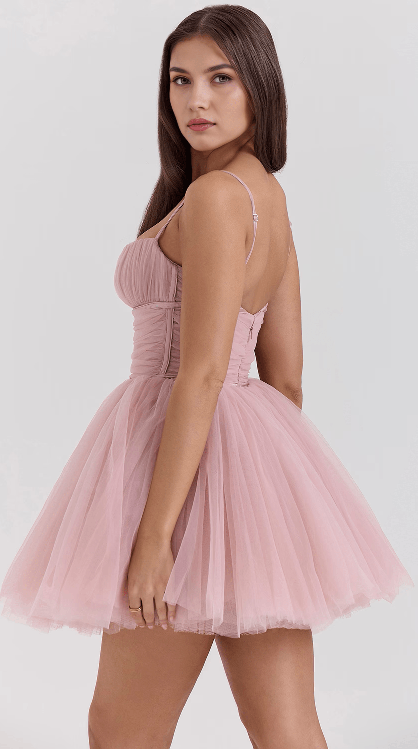 Vestido mini de silueta femenina elegante