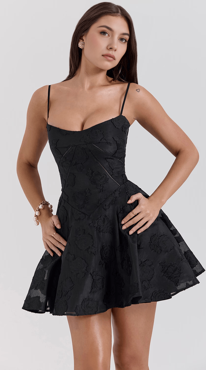 Vestido mini drapeado con acabado sofisticado