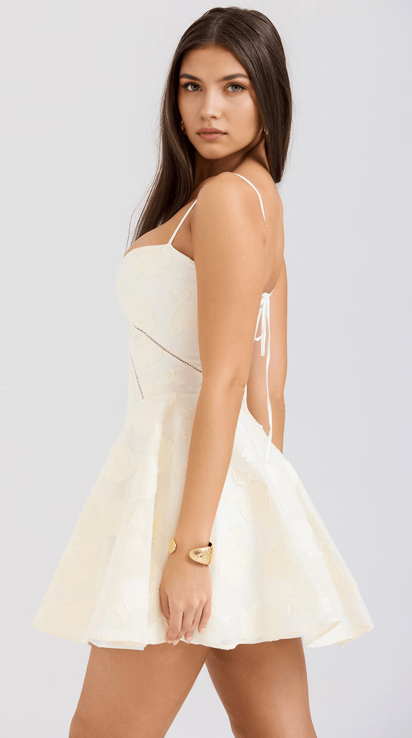 Vestido mini drapeado con acabado sofisticado